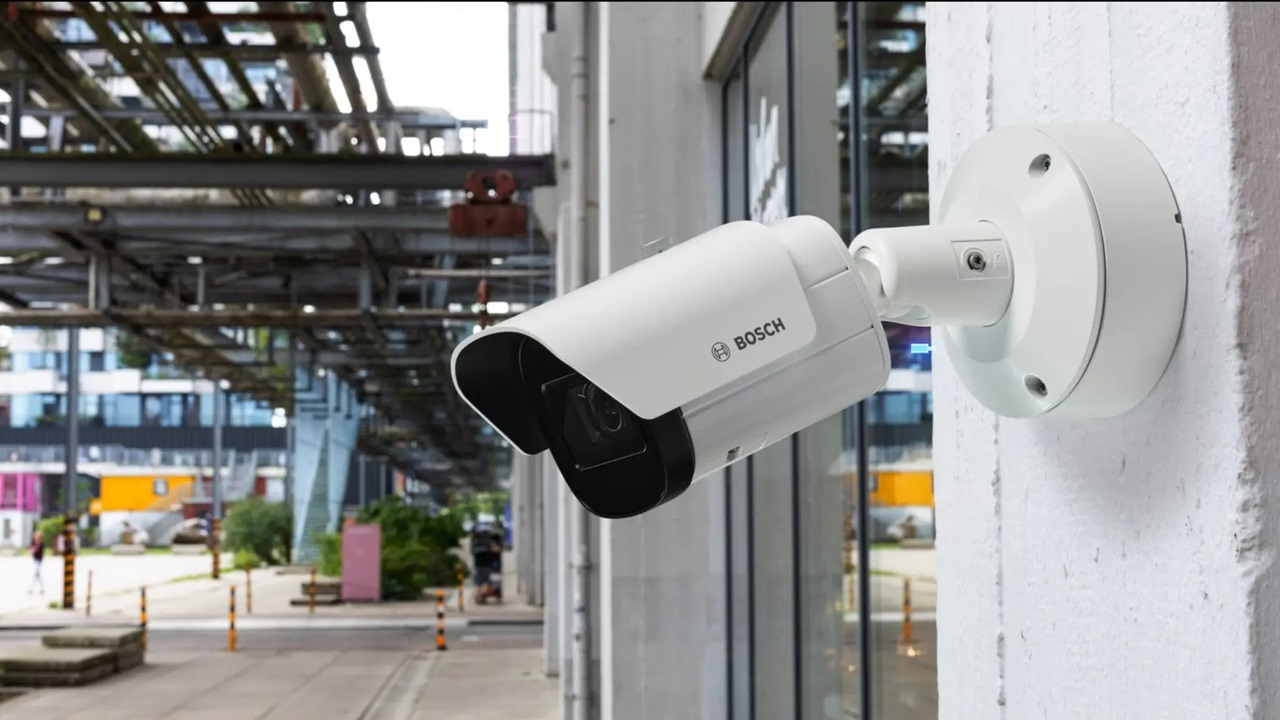 Die neue feststehende Bosch DINION 5100i Kamera mit edge-basierter AI